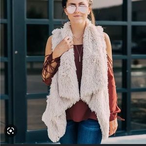 Jolt fuzzy vest, size medium, has pockets